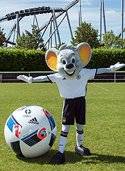 Ed Euromaus ist auch beim FC Bayern Familiensonntag in der Allianz Arena dabei (©Foto. Europapark